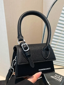 Sac à main minimaliste en cuir noir avec poignée et inscription blanche tendance