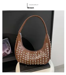 Detailansicht der silbernen Metallnieten und des braunen Kunstleders der Hobo-Tasche