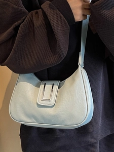 Sac Hobo bleu clair style français en cuir grainé avec boucle en métal argenté