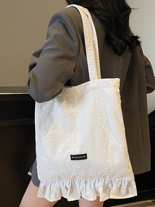 Sac fourre-tout en toile brodé de fleurs avec bords à volants et logo Romance
