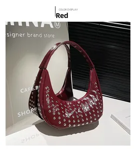 Detail der roten Lackleder-Hobo-Tasche mit polierten silbernen Metallnieten im Vintage-Punk-Stil