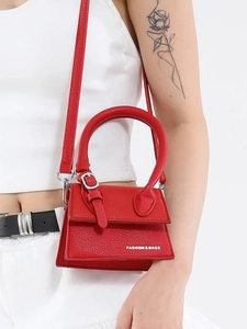 Mini sac à main rouge texture litchi avec grande poignée ronde et bandoulière