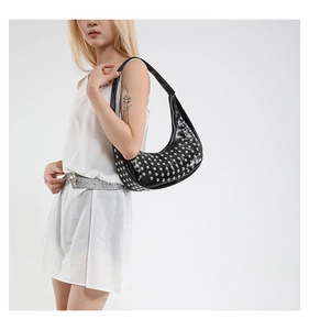 Detailansicht der schwarzen Hobo-Tasche mit silbernen Rundnieten und Schultergurt
