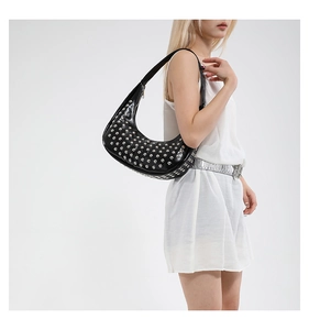 Detailaufnahme der schwarzen Punk-Tasche mit silbernen Nieten und schicker Halbmondform