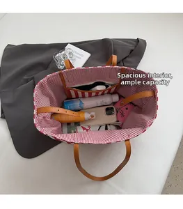 Vue intérieure d'un sac cabas en toile à rayures rouges et blanches avec fermeture