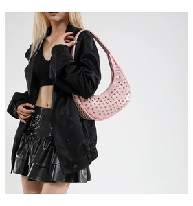 Detail der rosa glänzenden Hobo-Tasche aus Lackleder mit silbernen Nieten und Schulterriemen