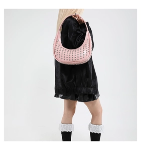 Pinke Lackleder-Hobotasche mit silbernen Nieten und Subkultur-Punk-Stil Schultergurt