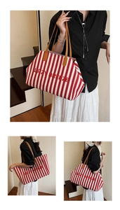 Détail du sac fourre-tout en toile rayée avec broderie LAZY BREEZE rouge et doubles bandoulières