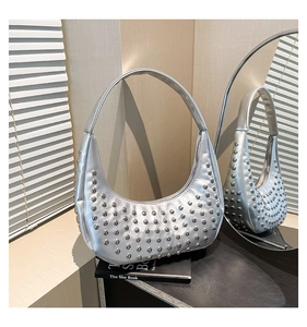 Detailansicht der silbernen Hobo-Tasche mit Metallic-Leder und dichten runden Nieten