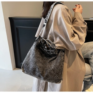 Dettaglio della borsa tote in denim lavato vintage con grande capacità e trama