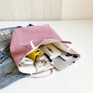 Detalle del interior del bolso tote de rayas con gran capacidad para objetos diarios