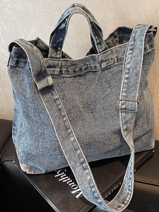 Grande borsa tote vintage in denim azzurro con tracolla regolabile per donna