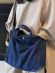Borsa tote vintage in denim blu scuro con tracolla regolabile e fibbia per donna