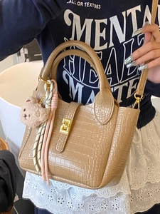 Braune Handtasche mit Krokodilmuster, goldenem Schloss und süßem Bären-Anhänger