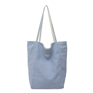 Grand sac cabas en toile à rayures bleues avec étiquette brodée et bandoulières