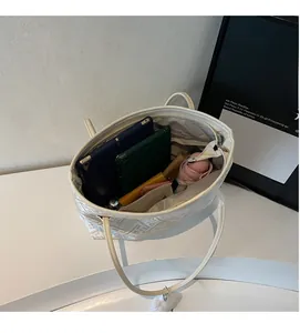 Détail de l'intérieur d'un grand sac cabas avec texture gaufrée et espace de rangement