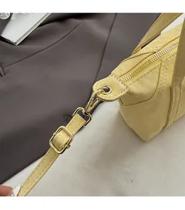 Détails du mini sac cabas jaune pâle en cuir texturé avec ferrures dorées élégantes