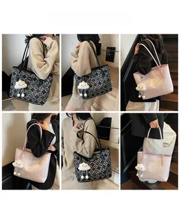 Détail du grand sac cabas avec motif géométrique et pendentif nuage en peluche