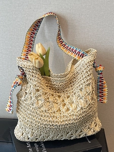 Borsa da spiaggia in paglia beige all'uncinetto con spalline arcobaleno e trama traforata
