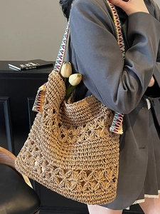 Borsa tote in paglia intrecciata a mano con tracolla ricamata colorata e trama traforata