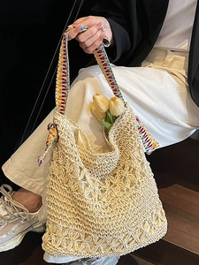 Borsa mare intrecciata a mano con motivi floreali all'uncinetto e tracolla decorata con perline