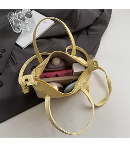 Vue de dessus du sac à main jaune montrant l'espace pour téléphone et portefeuille