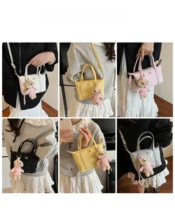 Détail d'un mini sac cabas avec bandoulière et charmant ours en peluche en robe à fleurs