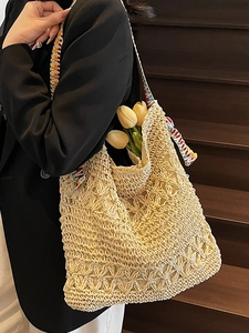 Borsa da spiaggia in paglia con design floreale traforato e tracolla intrecciata colorata