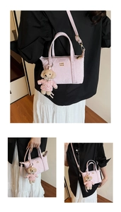 Détail du mini sac cabas rose clair avec logo doré et pendentif ours en peluche