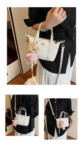Vue détaillée du mini sac cabas crème avec logo COIN doré et charmant ours en peluche