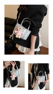 Mini sac cabas argenté métallisé avec pendentif ours et bandoulière amovible