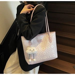 Détail du sac cabas en jacquard rose avec motifs floraux et charmant nuage en peluche