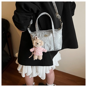 Sac fourre-tout argenté à texture froissée avec pendentif ours et logo GOAN doré