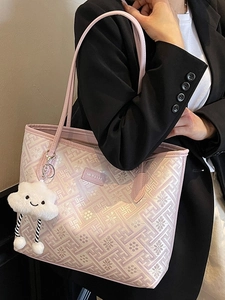 Sac fourre-tout rose à motif géométrique et charme nuage sur un blazer noir