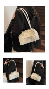 Détail d'un sac bowling blanc cassé avec bord ondulé et pendentif en perles dentelle