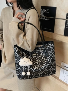 Grand sac cabas chic avec motif géométrique argenté et charm nuage sur l'épaule