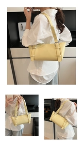 Détails du sac à bandoulière en cuir jaune clair avec sangle large et boucle en métal