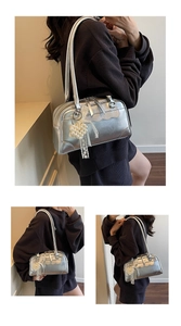 Détail d'un sac à bandoulière argenté avec charms nœud en perle et surpiqûres ondulées