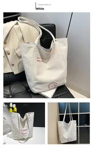 Détail du sac cabas en toile blanche avec broderie de chien rouge et texture tissée