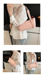 Détail du sac à bandoulière rose brillant avec boucle de ceinture et œillets