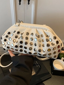 Sac Sous le Bras Plissé à Rivets à la Mode Femme Cuir PU Clouté Argent Sac à Épaule Cloud Pouch Petit Sac à Main Carré Décontracté