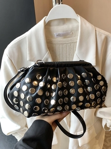 Sac sous les aisselles à rivets noirs tendance avec clous argentés et design plissé