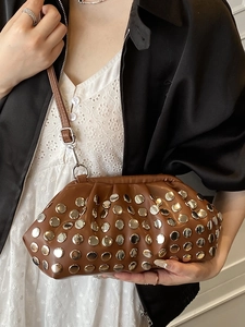 Sac sous le bras en cuir marron foncé avec rivets argentés et design plissé chic
