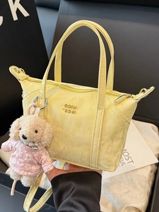 Mini sac cabas jaune texturé avec charm chien en peluche et fermeture éclair dorée