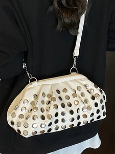 Sac à bandoulière blanc plissé avec rivets métalliques argentés et fine lanière