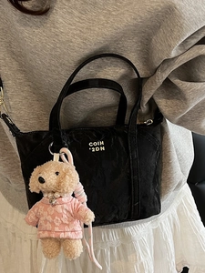 Petit sac fourre-tout noir matelassé avec lettrage doré et charmant ours en peluche
