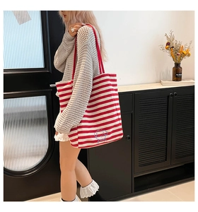 Détail d'un grand sac cabas en toile à rayures rouges avec imprimé chiot bleu mignon
