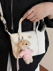 Mini sac cabas blanc texturé avec logo doré et charm d'ours en peluche mignon pour l'été