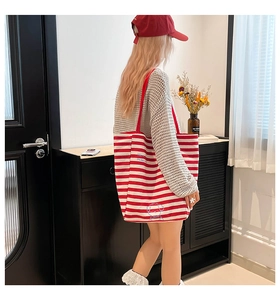 Détail du sac cabas rayé rouge et blanc avec broderie Happy et dessin de chien mignon