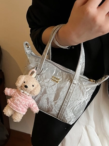 Mini sac cabas argenté avec texture froissée, logo doré et breloque ours mignon